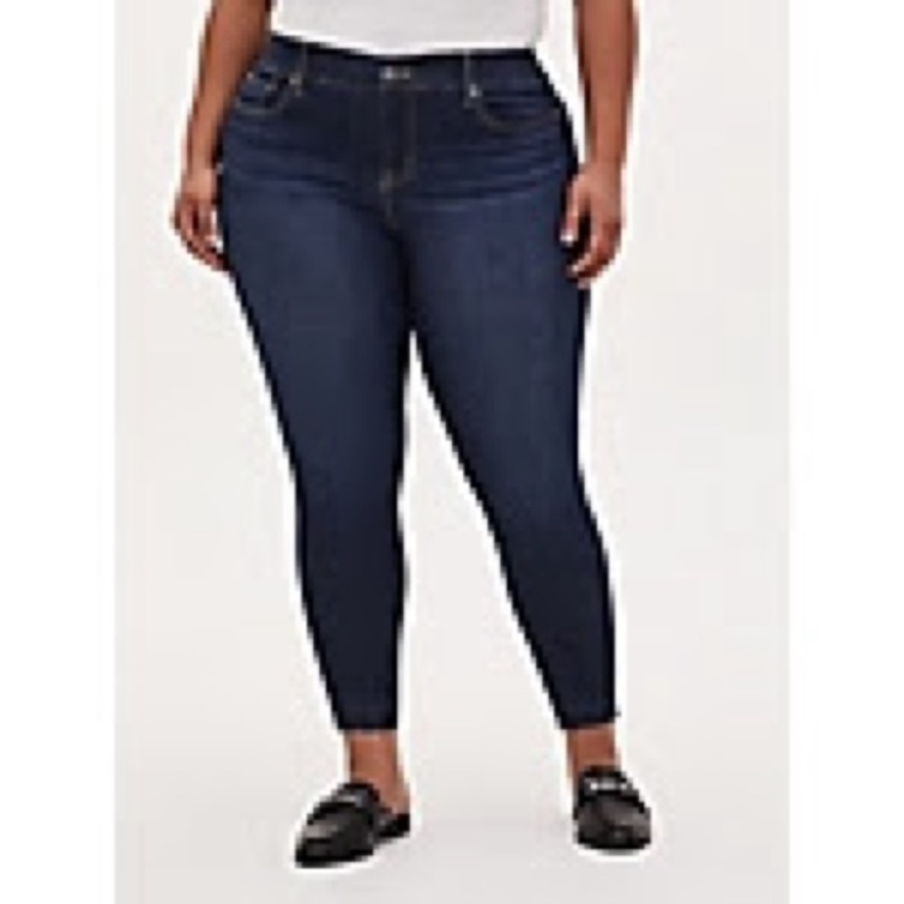 Brand New w/Tags, Torrid Bombshell Skinny Jeans, Medium Wash, Size 14